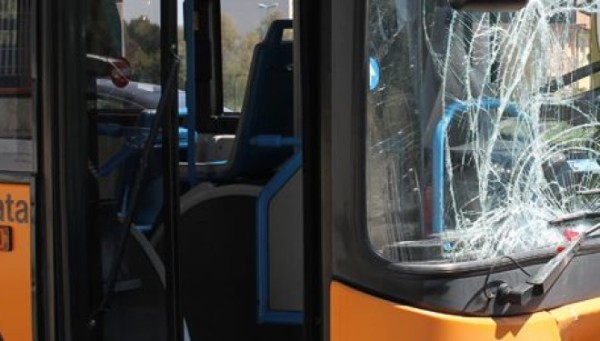 Vetro-rotto-autobus-600x341